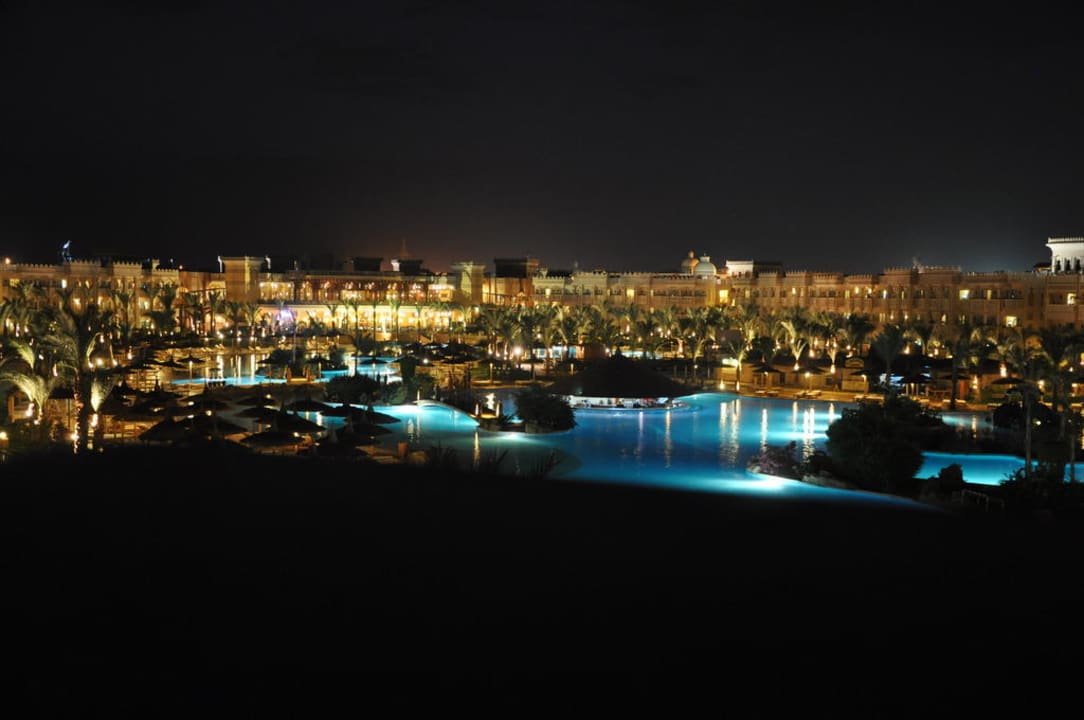 Poolanlage bei Nacht Pickalbatros Palace Resort