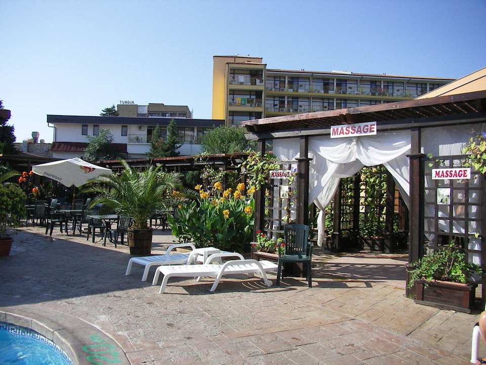 Poolbereich mit Massagetempel Hotel Trakia Plaza