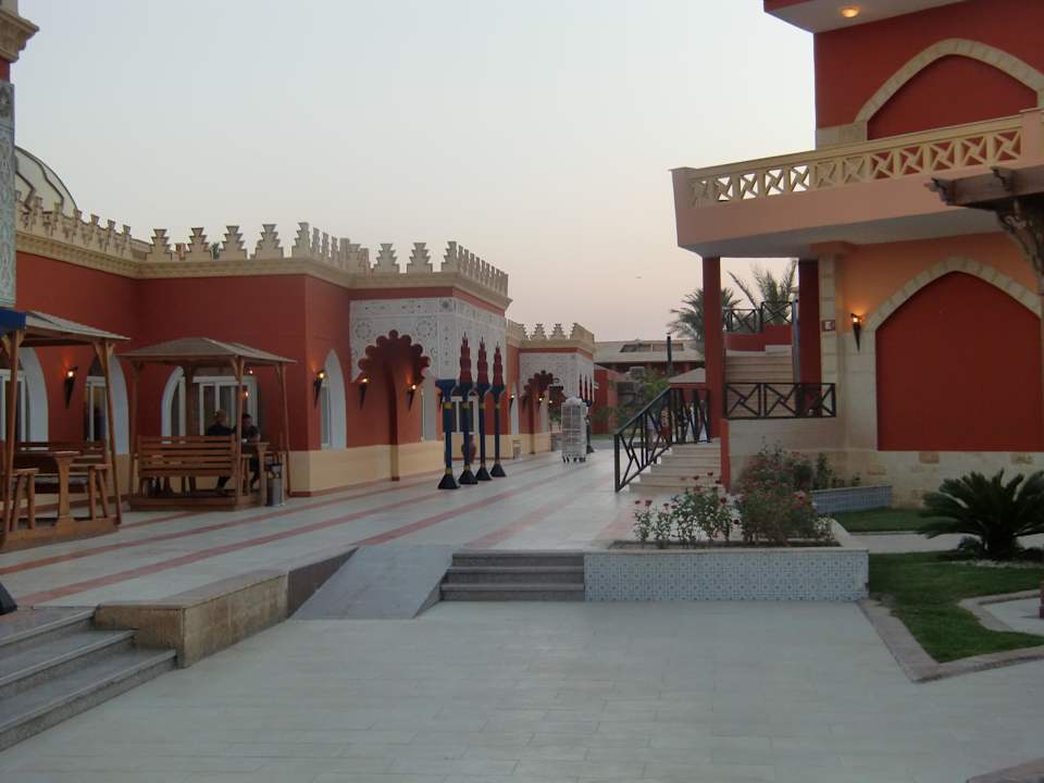 Blick aus deus wenn Hassan Badetüm Hauptrestaurant Pickalbatros Alf Leila Wa Leila Resort - Neverland Hurghada