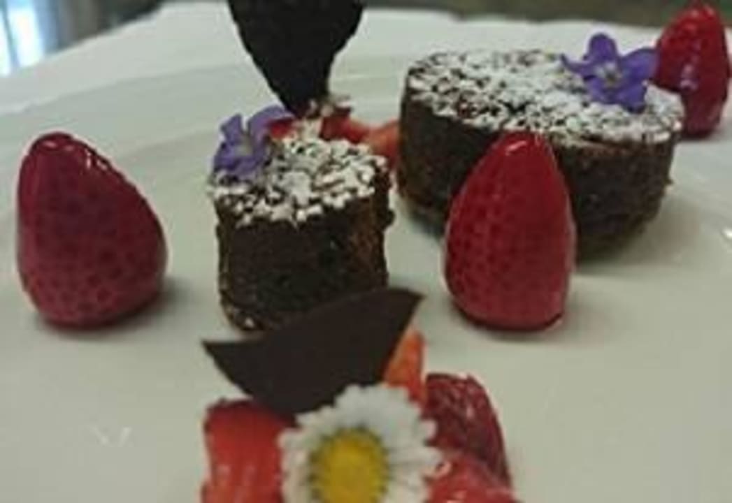 Lauwarmer Schokoladenkuchen mit Erdbeere Hueber der Wirt