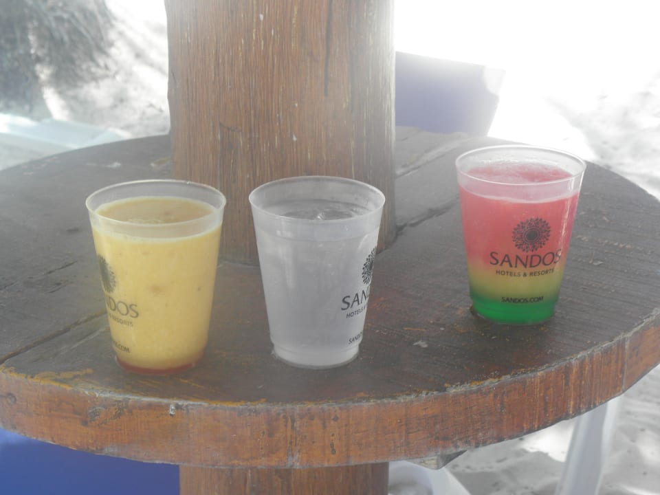 Cocktails am Strand Sandos Playacar Beach Resort