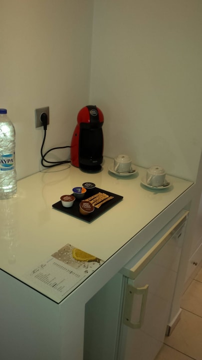 Kühlschrank mit Minibar und Dolce Gusto Sentido More Meni Residence & Suites
