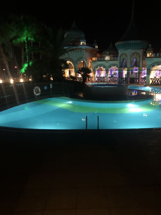 Pool Kamelya Aishen Club