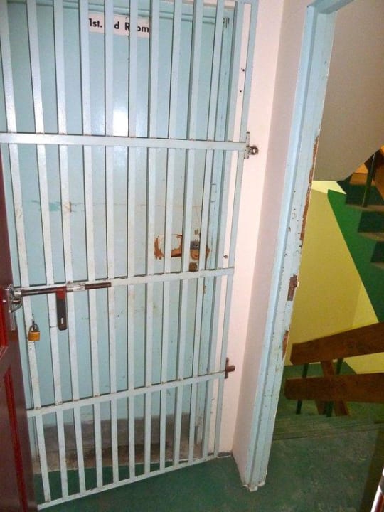 Gang direkt vor dem Zimmer  Berjaya Beau Vallon Bay Resort & Casino