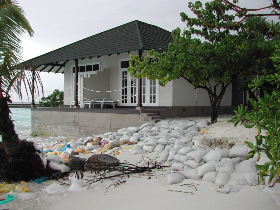 Sandsäcke vor der Tür Adaaran Select Meedhupparu Island Resort - Premium All Inclusive