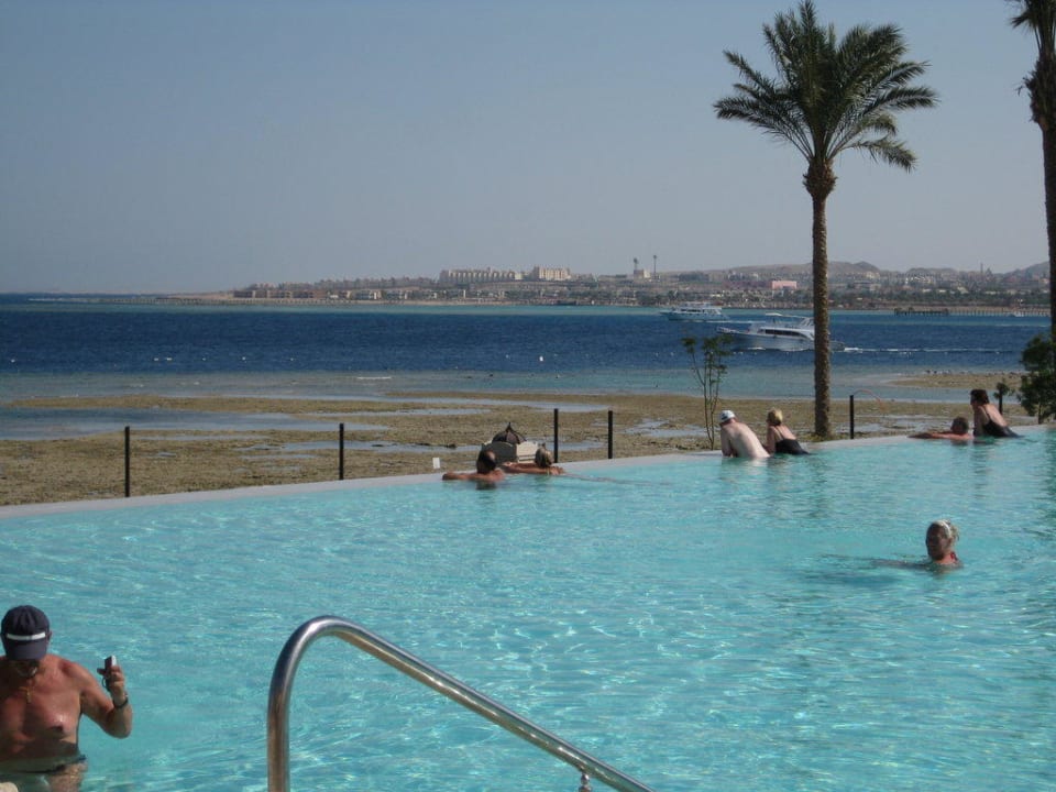 Blick über Pool und Riff auf die Makadi Bay Makadi Spa - Adults only