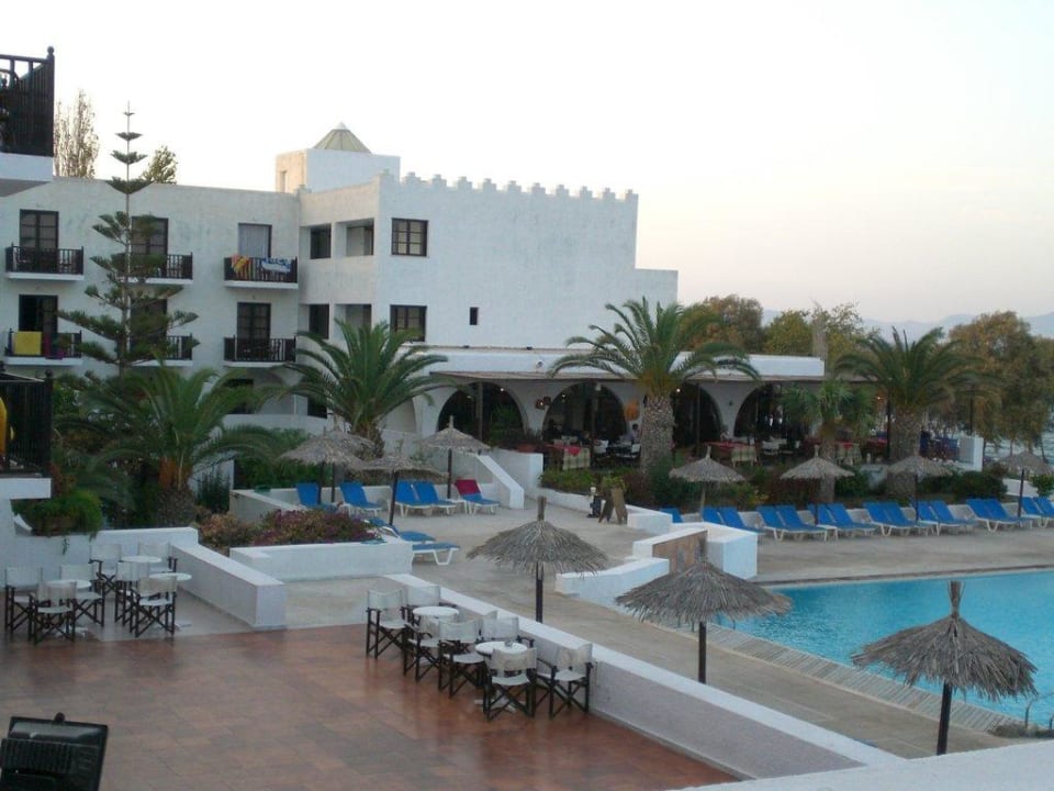 Poolanlage bei Dämmerung TUI BLUE Oceanis Beach and Spa Resort