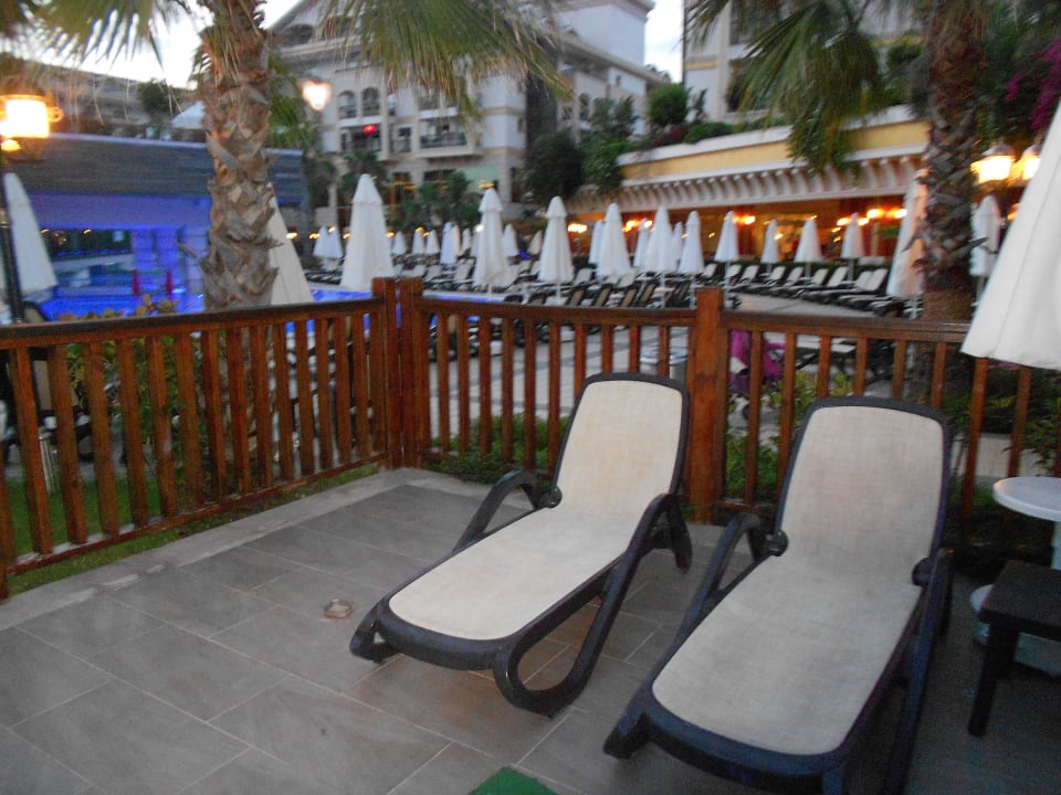 Liegen am Kinderpool Diamond Excellence Resort & Spa