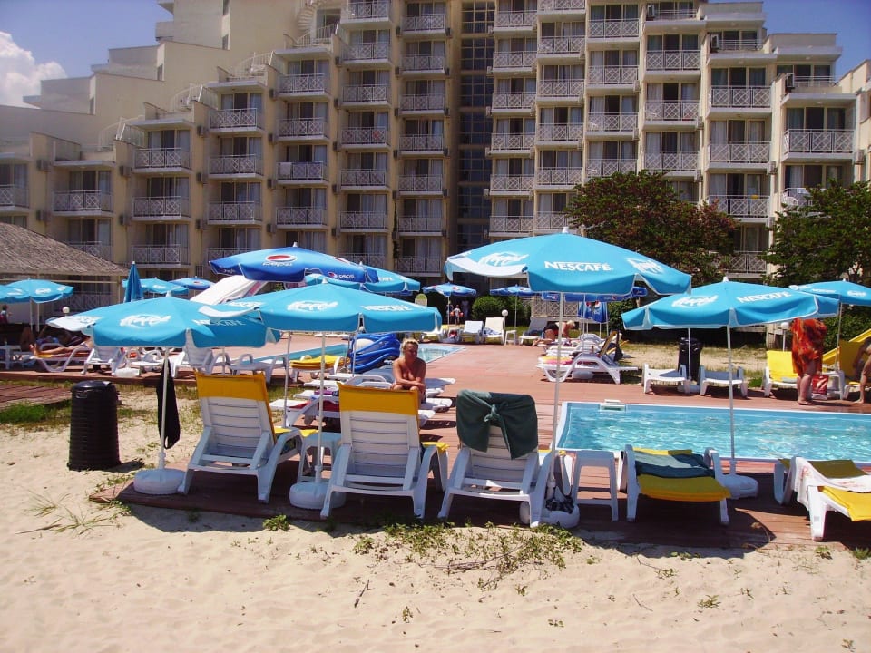 Poolanlage am Strand . Hotel Mura