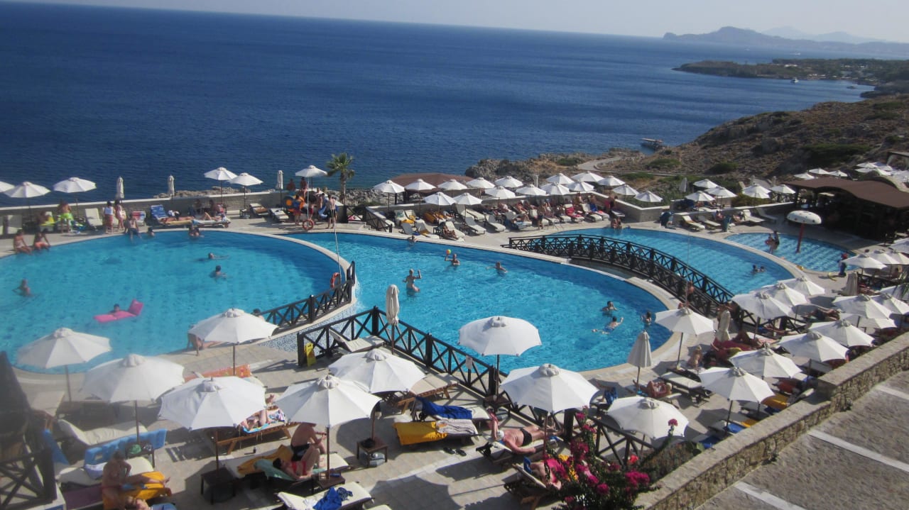 Toller Blick über Pool und Meer Hotel Kalithea Horizon Royal
