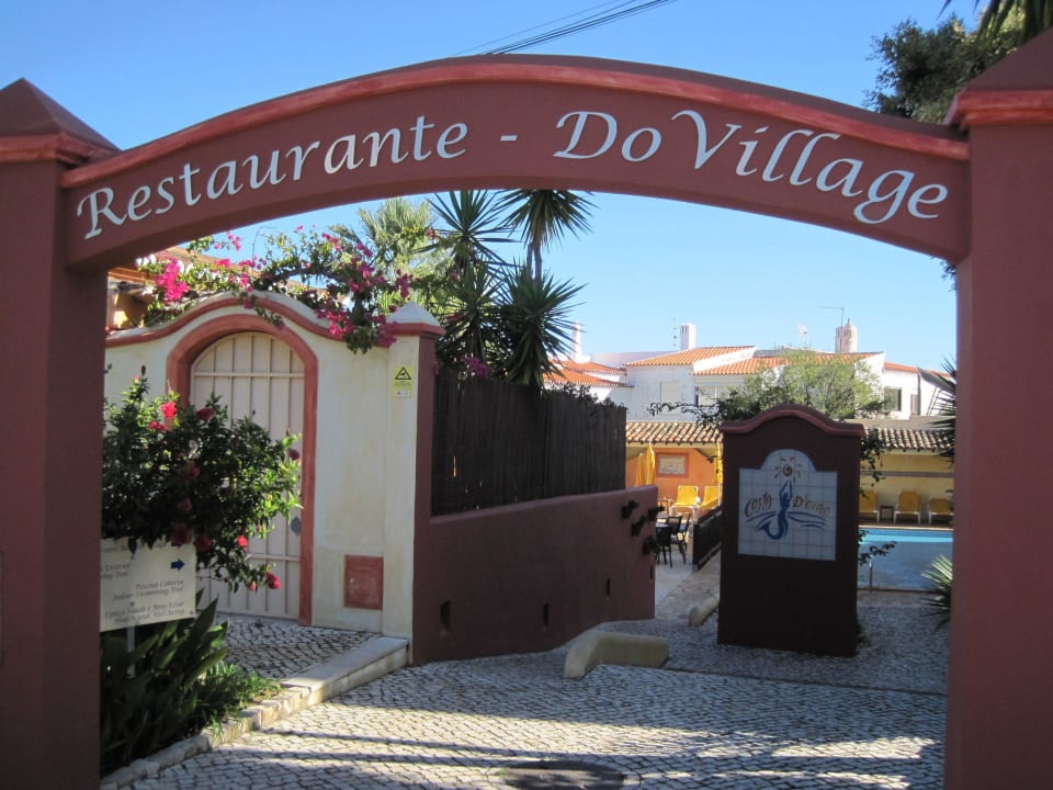 Eingang zum Restaurant Costa d'Oiro Ambiance Village