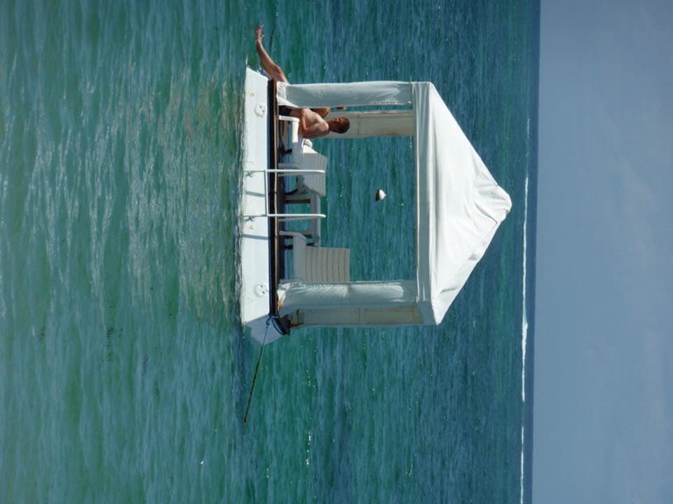 Einer von 2 schwimmenden Pavillions Puri Santrian