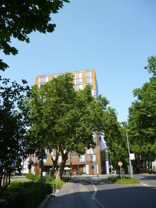 Von Aachenerstr. aus  AMERON Köln Hotel Regent