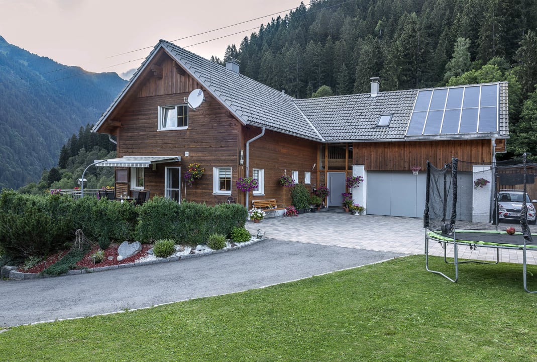 Außenansicht Haus Ambiatscha