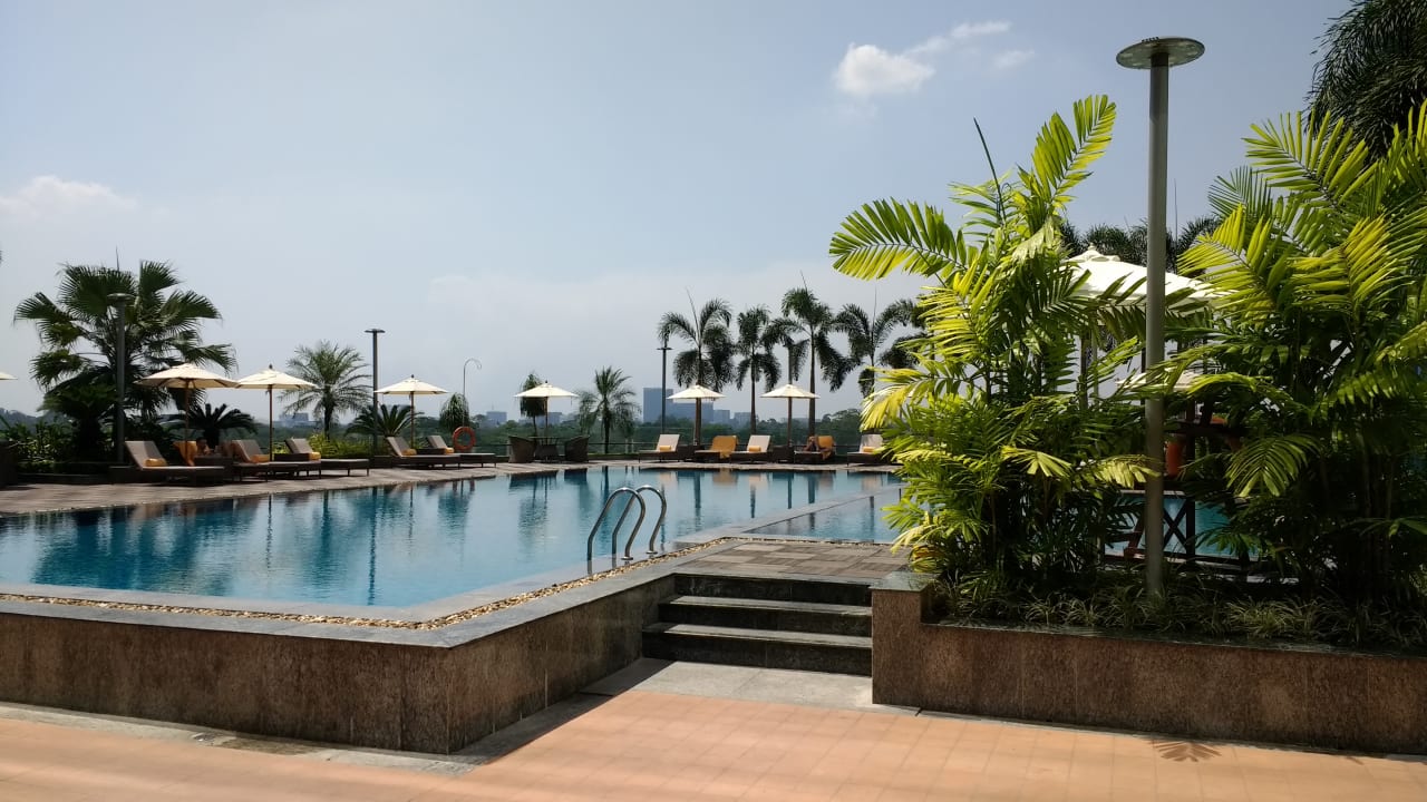 Pool Melia Yangon