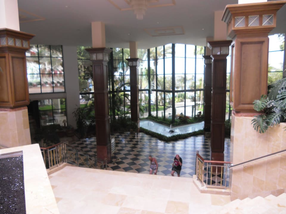 Blick von der Rezption auf die untere Hotelebene Hipotels Natura Palace