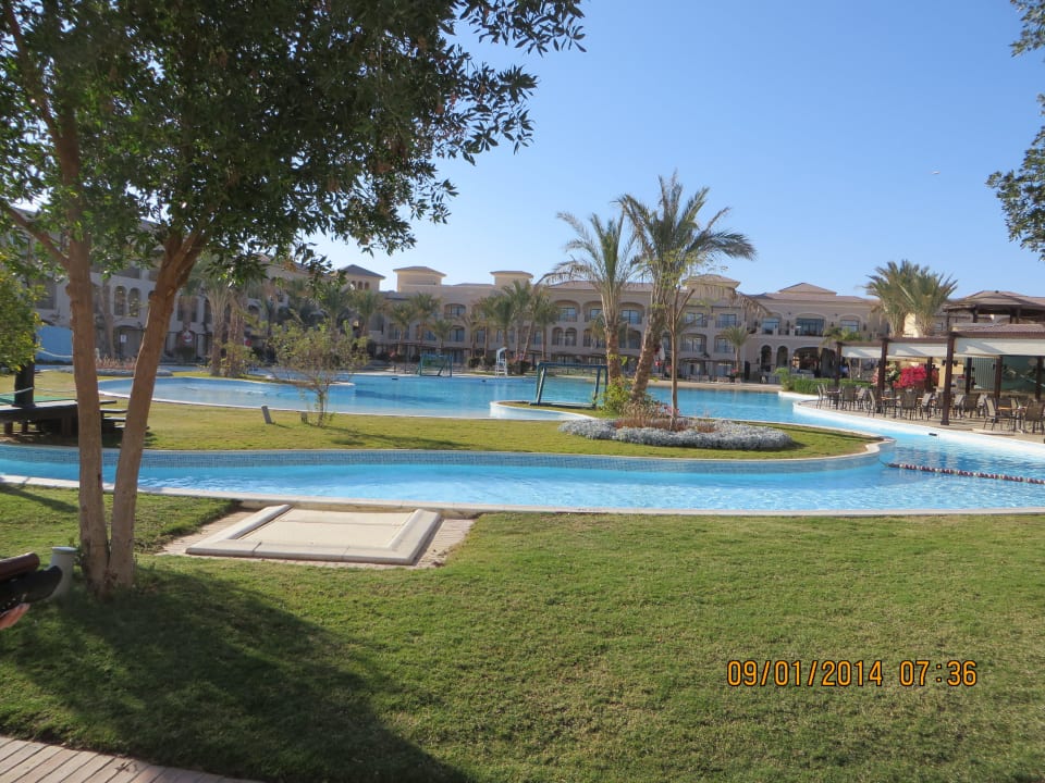 Pool Richtung Hotel Bluemarine JAZ Aquamarine Resort