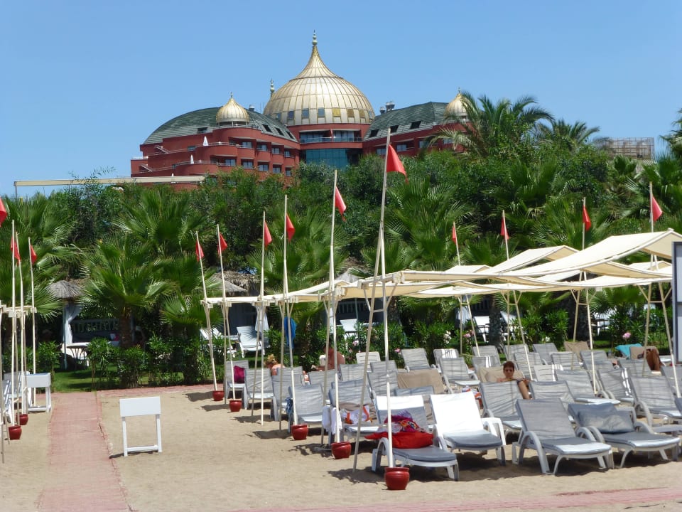 Blick zum Hotel vom Strand Hotel Delphin Palace