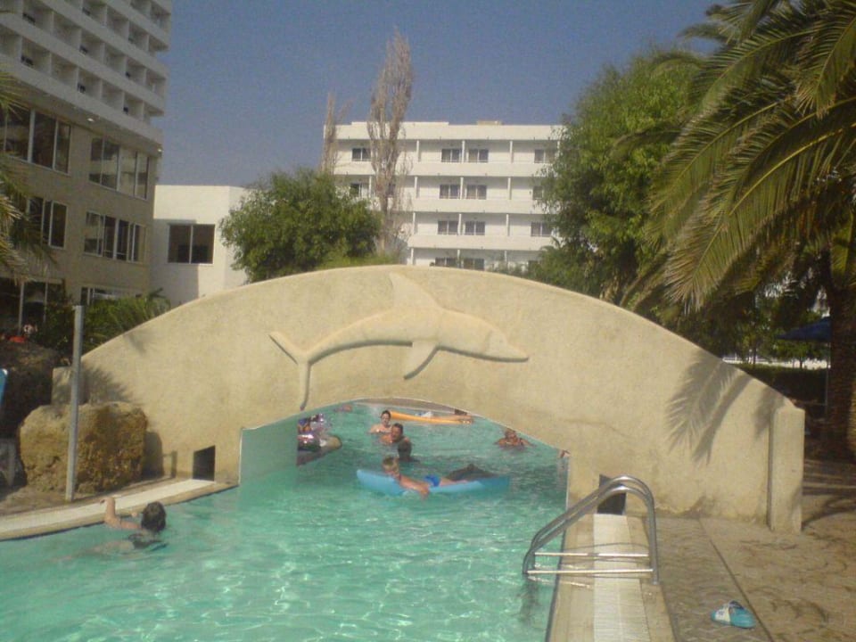 Bajeczny basen hotelowy z wysepką Esperides Beach Resort