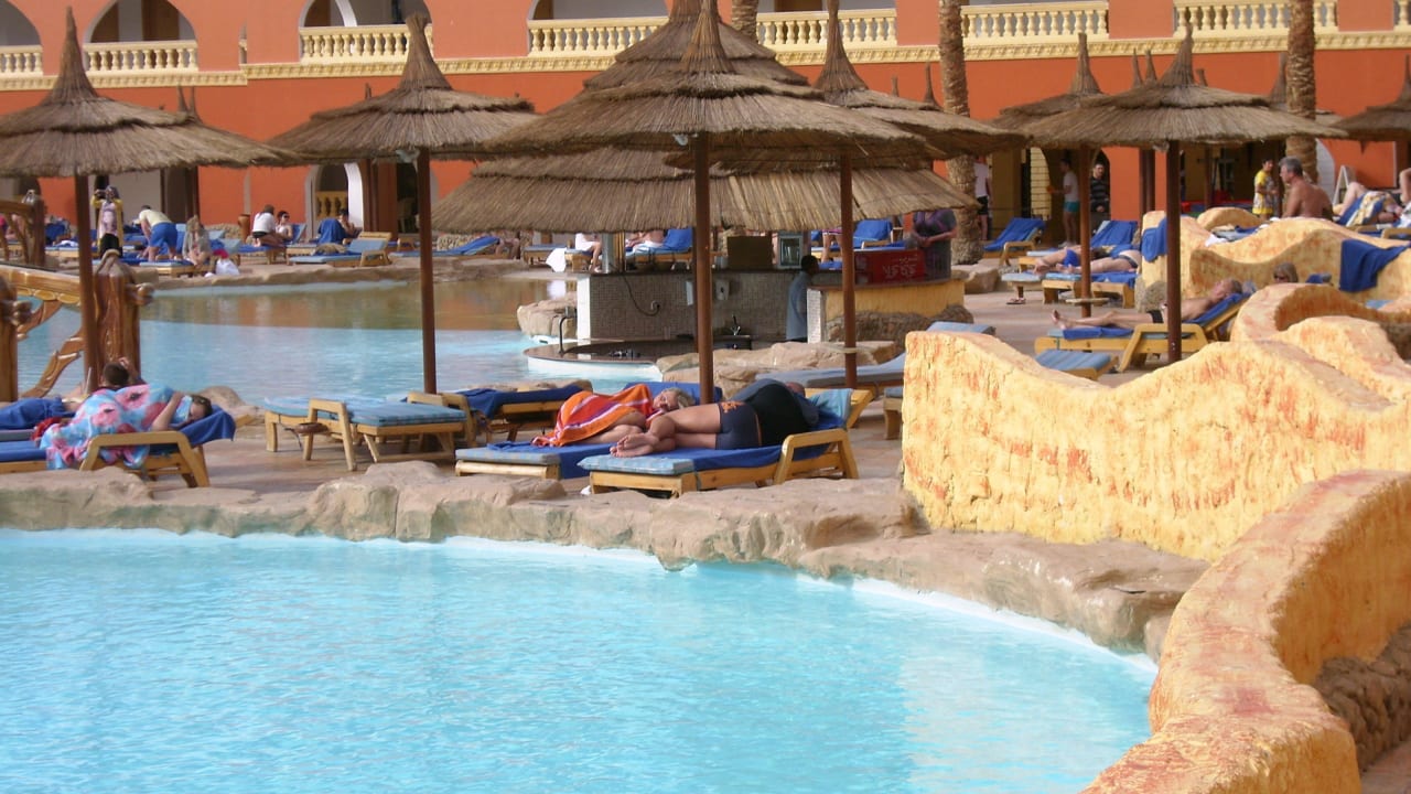 Hauptpool mit Bar Pickalbatros Alf Leila Wa Leila Resort - Neverland Hurghada