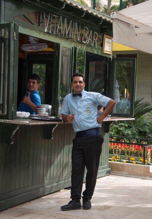 Die netten Jungs der Saft Bar Botanik Hotel & Resort