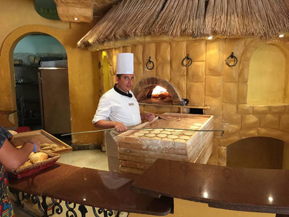 Immer frisches Fladenbrot Pickalbatros Alf Leila Wa Leila Resort - Neverland Hurghada