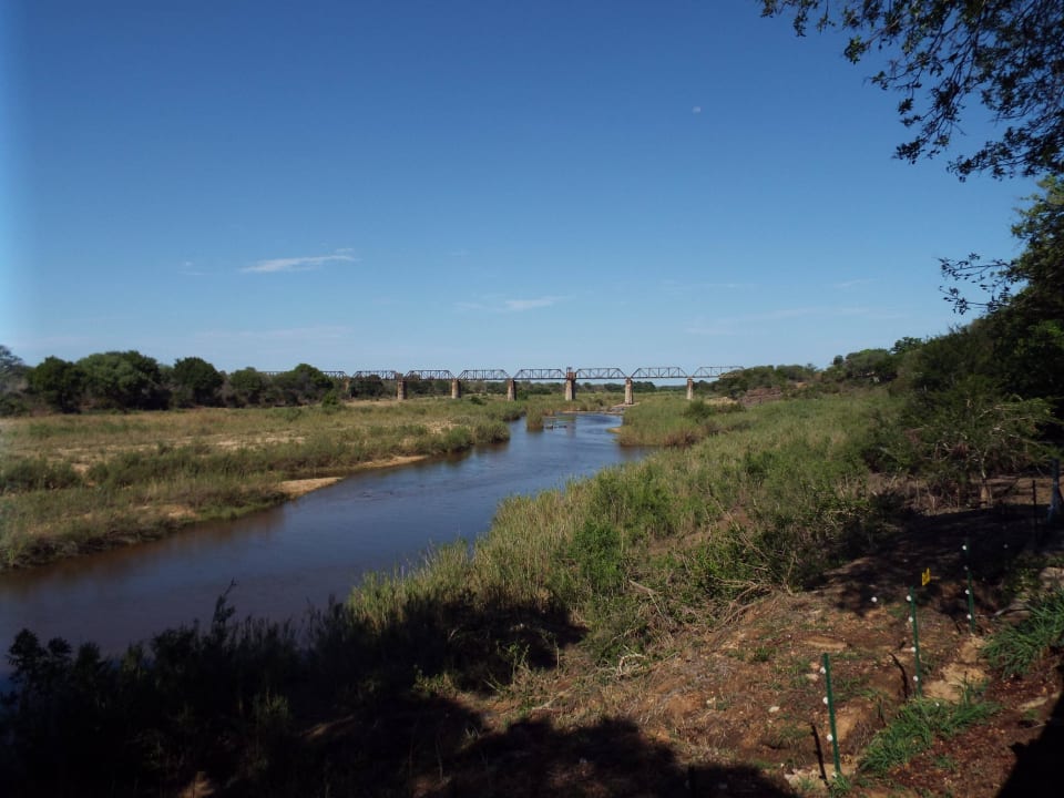 Blick über Sabie River auf ehemalige Bahnbrücke  Hotel Restcamp Skukuza