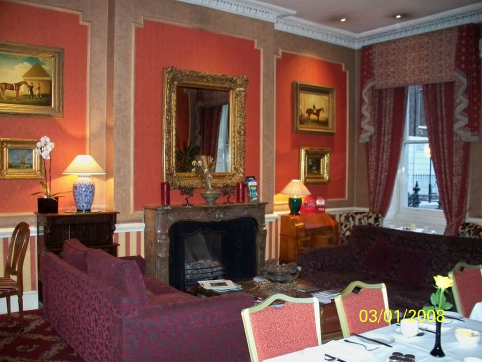 Eingangsbereich mit gedecktem Frühstückstisch The Leonard Hotel & Residence