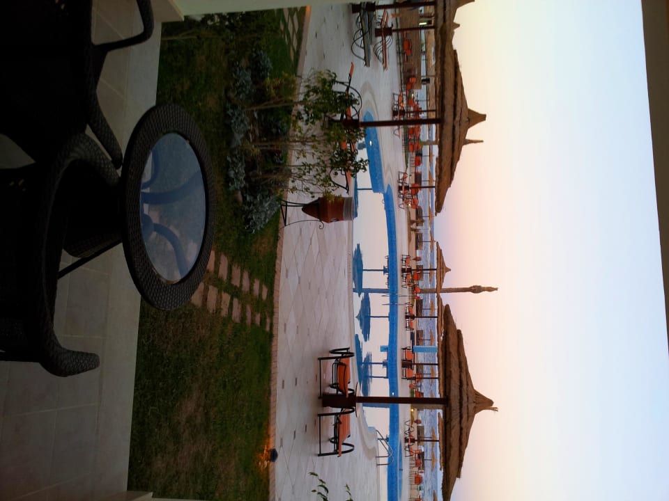 Terrasse mit Pool- und Meerblick. Coral Sun Beach