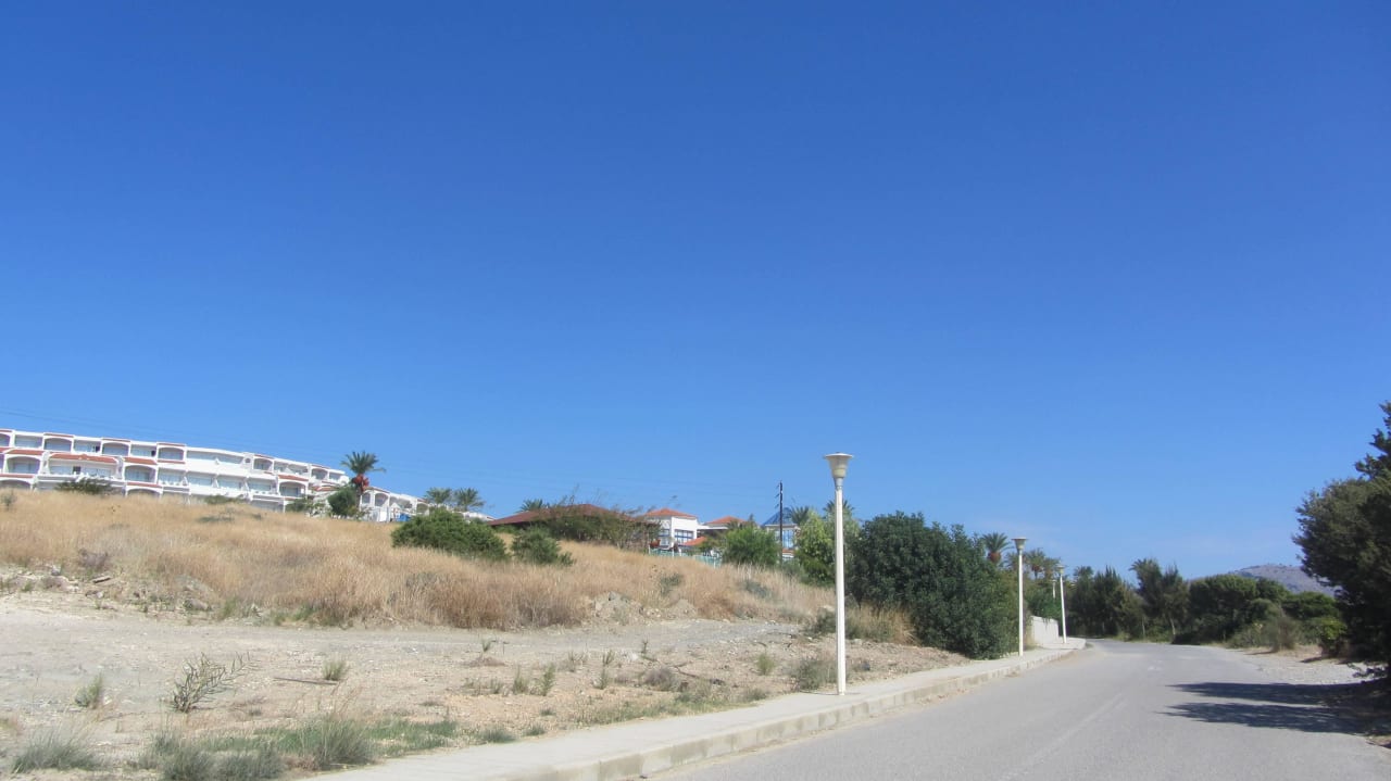 Blick von der Küstenstraße zum Hotel Rodos Princess Beach Hotel & Spa