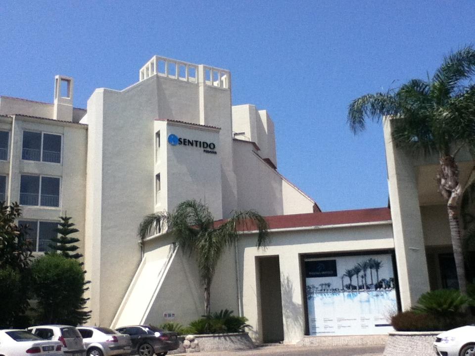 Das Hotel von der Eingangsseite PALOMA Perissia