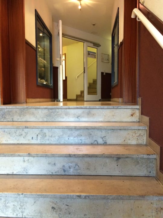 Treppe zum Fahrstuhl B&B HOTEL Mannheim-City