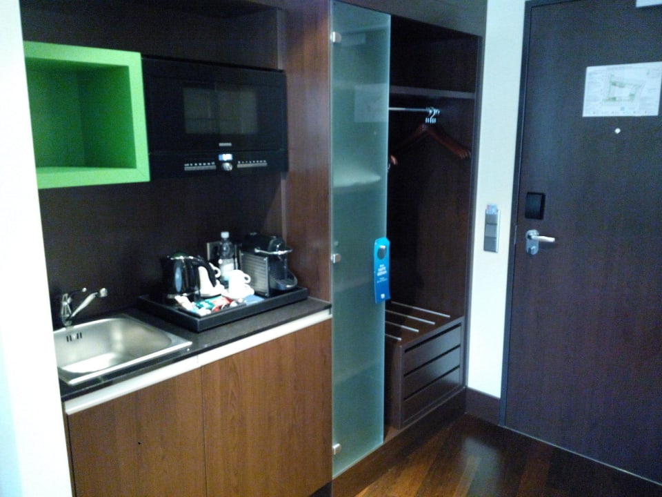 Eingangsbereich mit Garderobe und Küchenniesche NH Collection Dresden Altmarkt