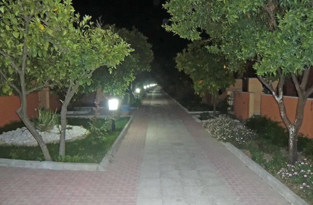 Der Weg vom Restaurant am Abend Özlem Garden Hotel