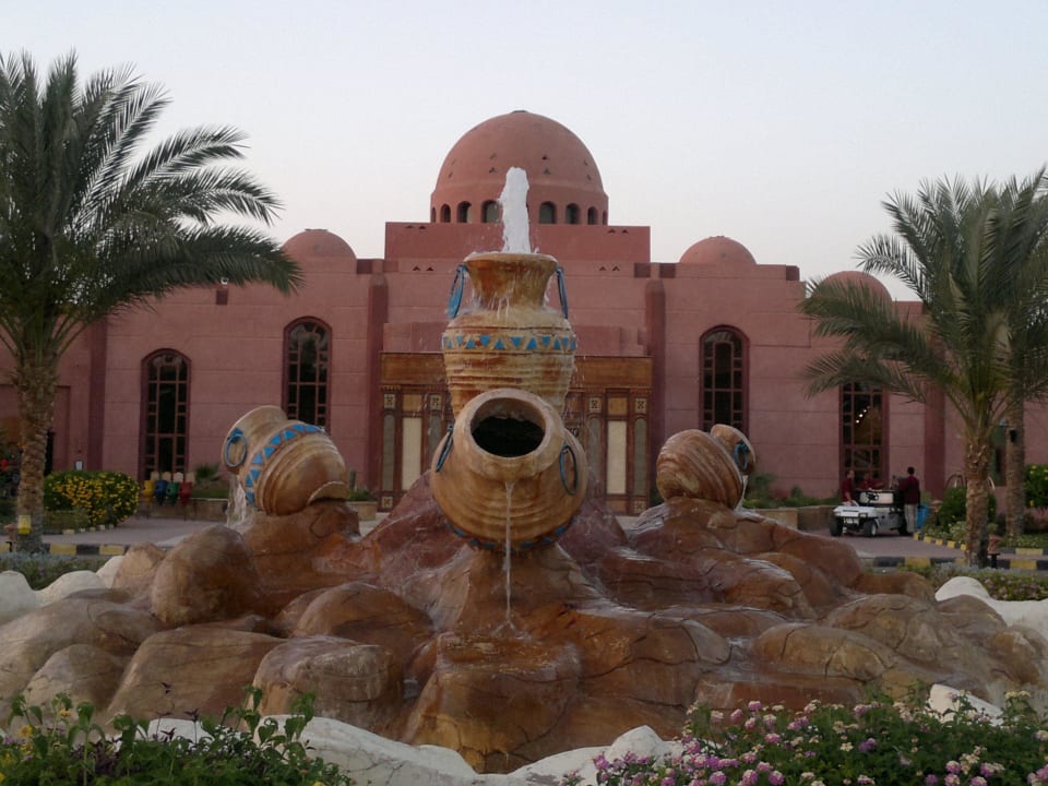 Fontanna przed hotelem Swisstouch Oriental Resort Marsa Alam