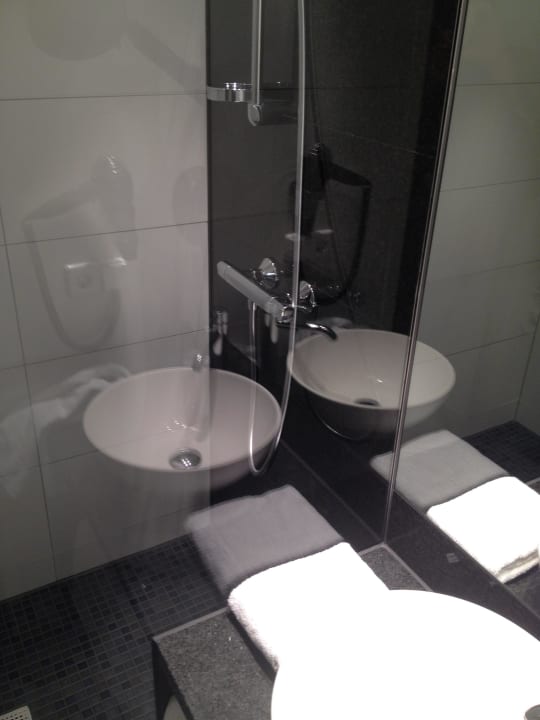 Bad Motel One Köln-Mediapark