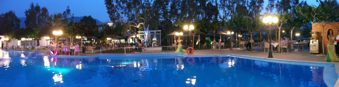 Pool bei Nacht Hotel Corissia Princess
