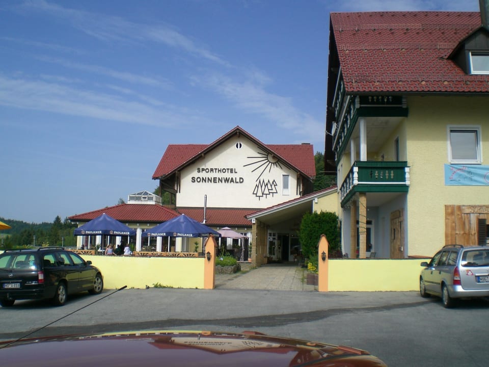 Terrasse und Eingang Sonnenwald Hotel