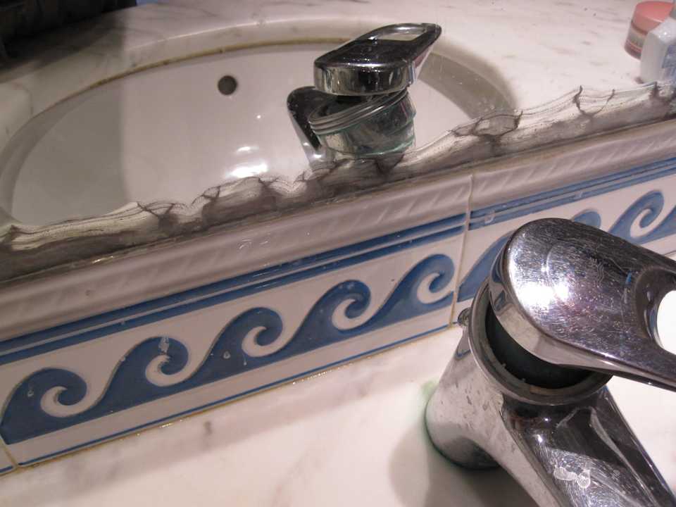 Kaputte Armatur und verschlissener Spiegel im Bad  Hotel Bravo Djerba