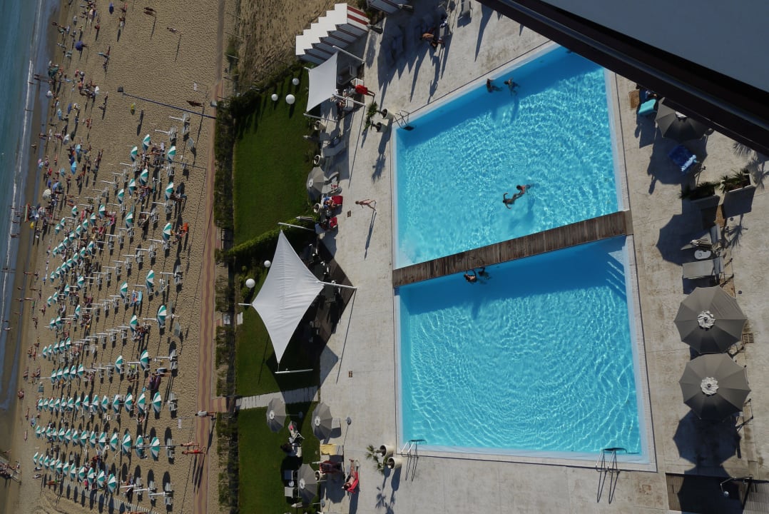 Blick vom Balkon auf Pool und Strand Hotel Adriatic Palace