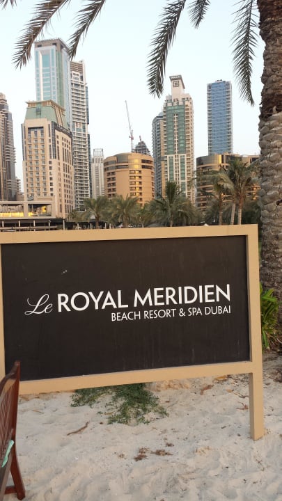 Hoteleingang vom Strand aus Le Royal Méridien Beach Resort & Spa Dubai