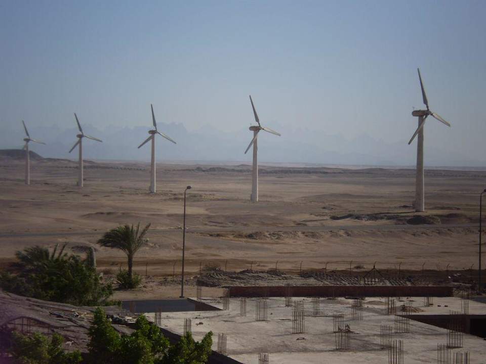 Windräder vor dem Hotel Golden Beach Resort