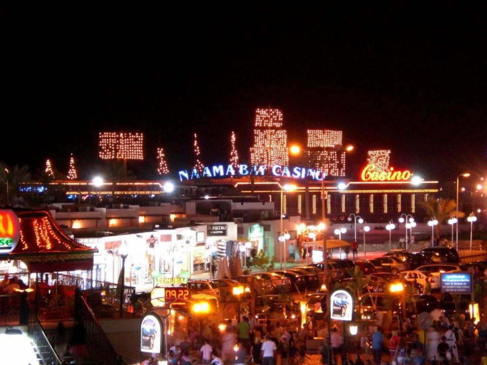 Buntes Treiben vorm Hotel Naama Bay Hotel & Resort