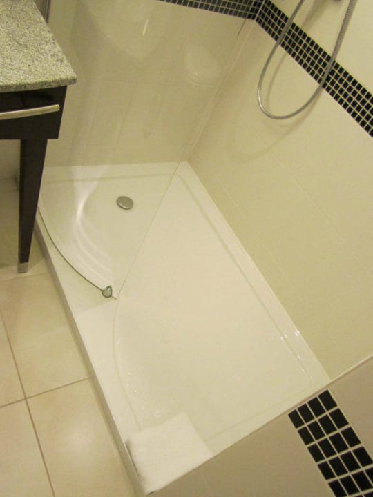 Badezimmer / Dusche Hampton by Hilton Berlin City West