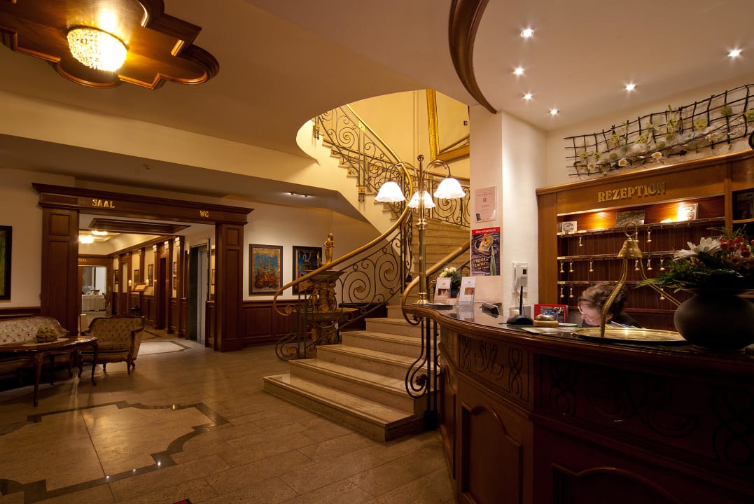 Rezeption / Foyer Hotel Drei Schwanen
