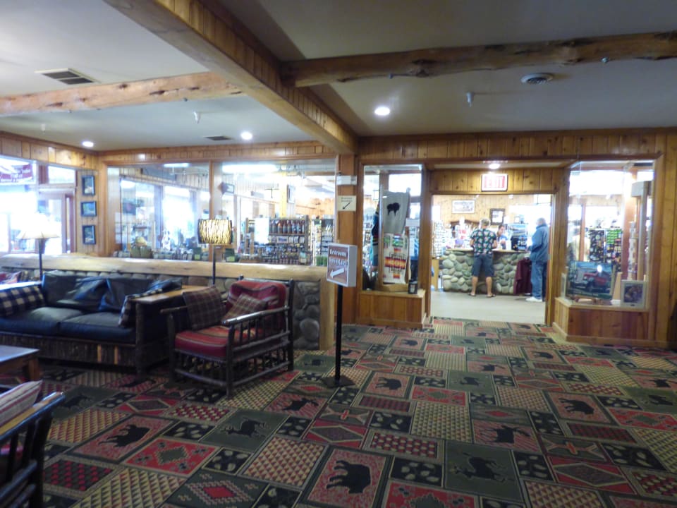 Lobby mit Souvenirladen St.Mary Lodge & Resort