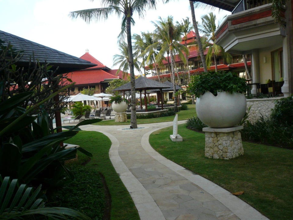 Unser Weg zum Pool Holiday Inn Resort Baruna Bali