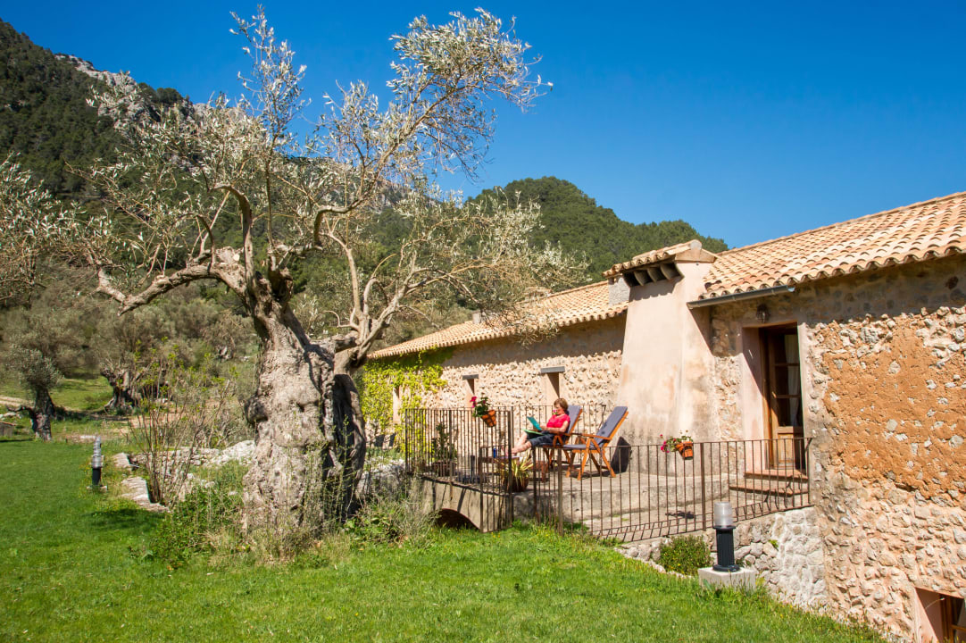 Terrasse mit Sicht auf die Gartenanlage Finca Honor Vell