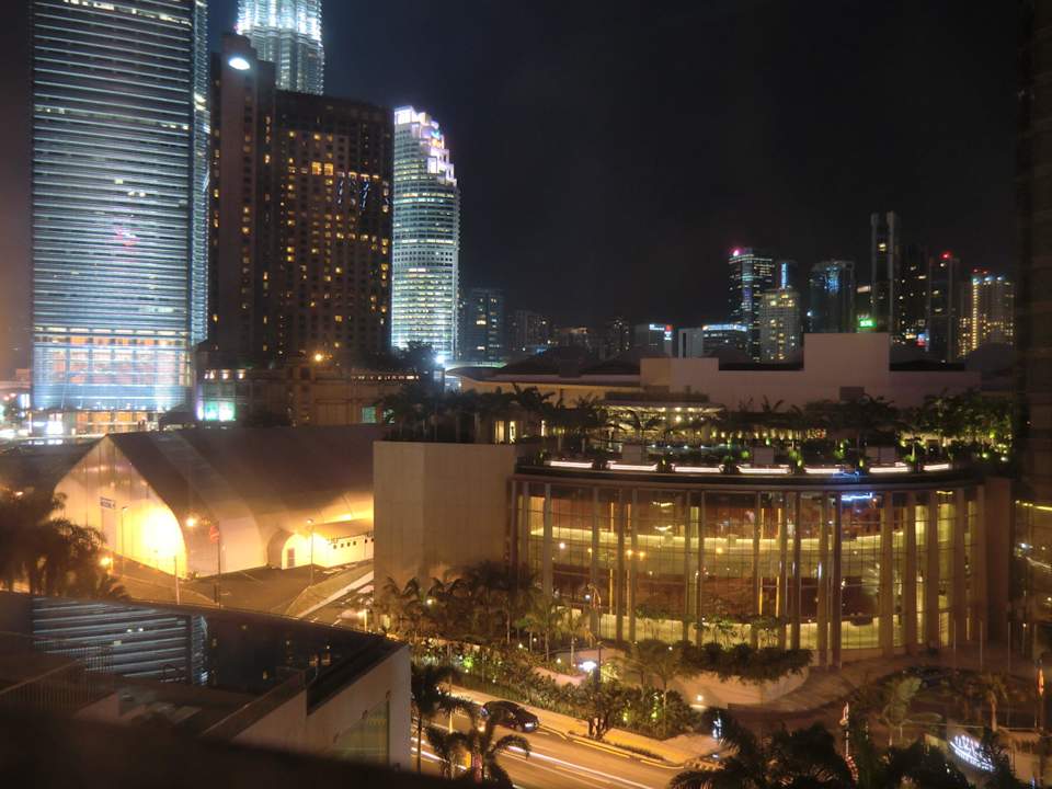 ZimmerAusblick bei N8,Towers sind bißchen zu sehen Impiana KLCC Hotel