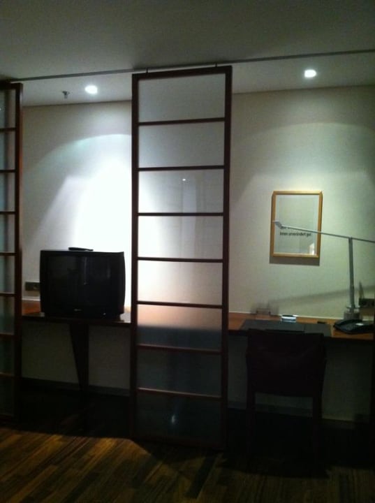 Fernseher und Arbeitsplatz im Zimmer INNSIDE by Meliá Frankfurt Eurotheum